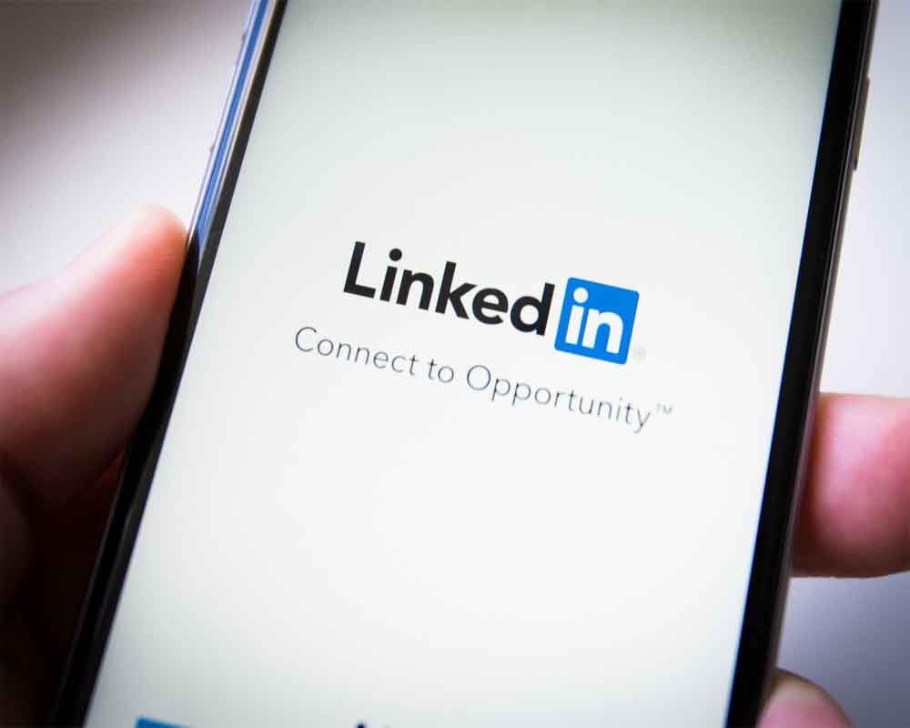 Pessoa usando o LinkedIn para procurar emprego em Portugal