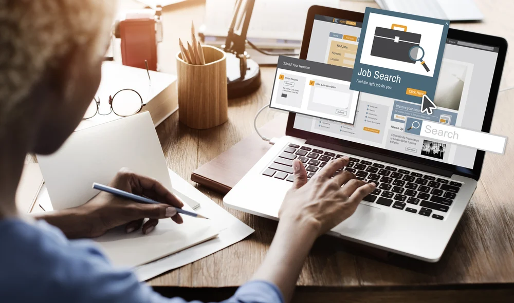 Profissional preenchendo candidatura online para vaga em Portugal