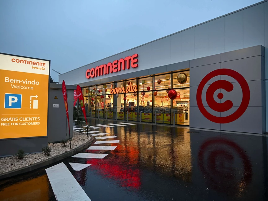 Corredor de um supermercado em Portugal com prateleiras abastecidas