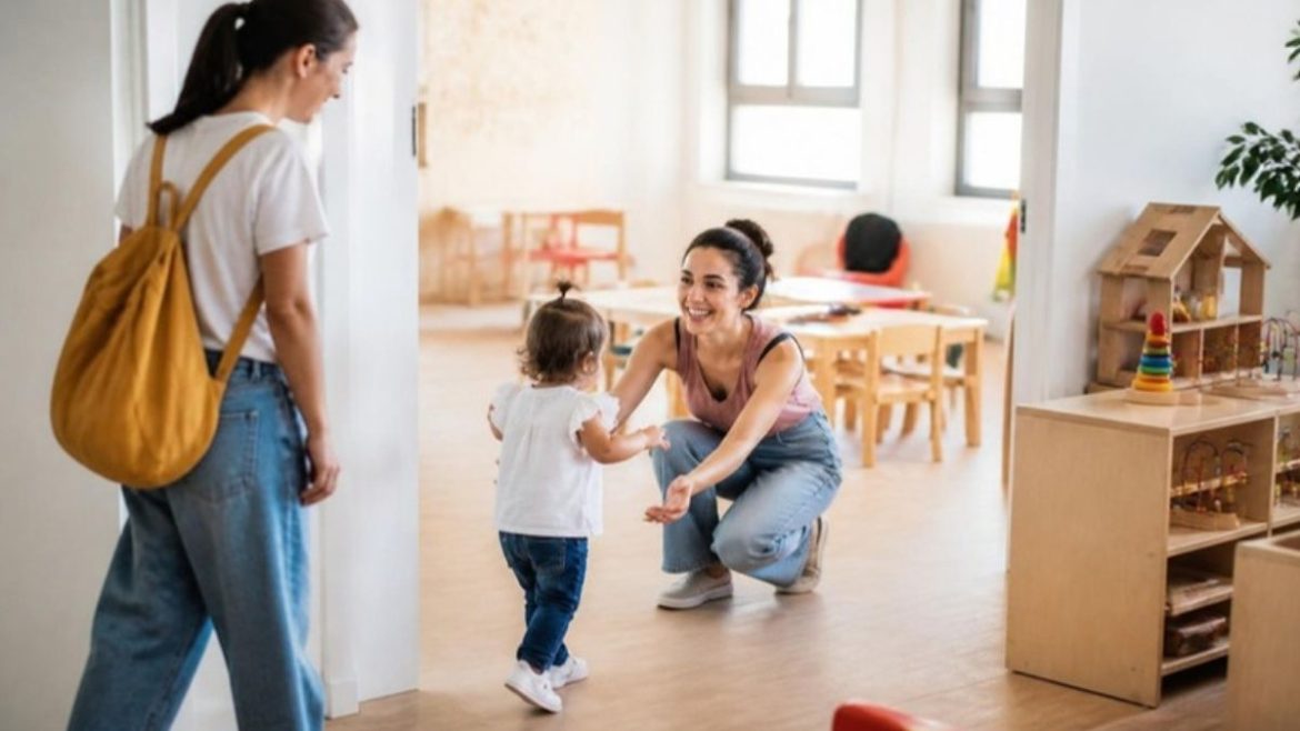 Mãe a deixar o filho na creche gratuita em Portugal
